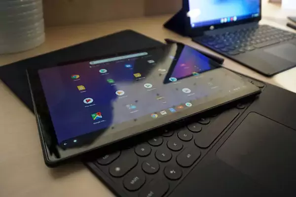 Display of Google Pixel Slate M3