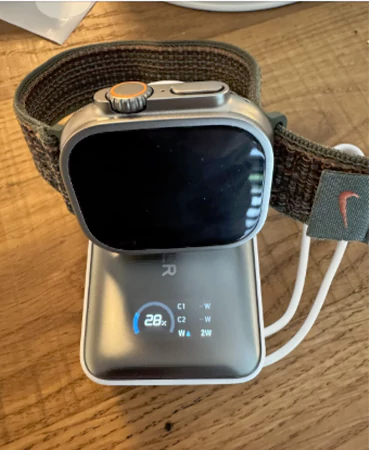 Connecting your watch’s magnetic cable to the power bank