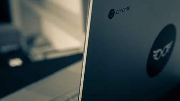What causes Chromebook glitch screen